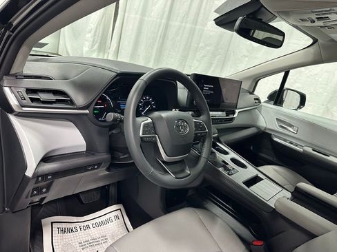 Used 2025 Toyota Sienna XLE image 15
