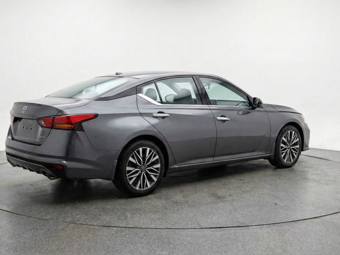 Used 2025 Nissan Altima 2.5 SV FWD image 9