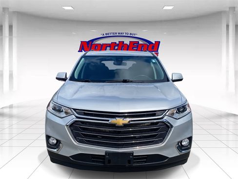 Used 2021 Chevrolet Traverse LT image 2