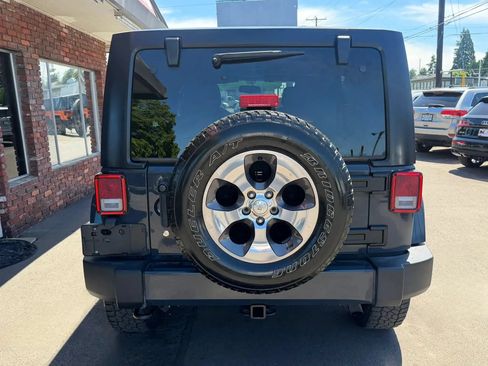 Used 2017 Jeep Wrangler Unlimited Sahara w/ Connectivity Group AWD/4WD image 5