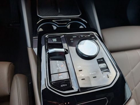 Certified 2025 BMW 530i image 19