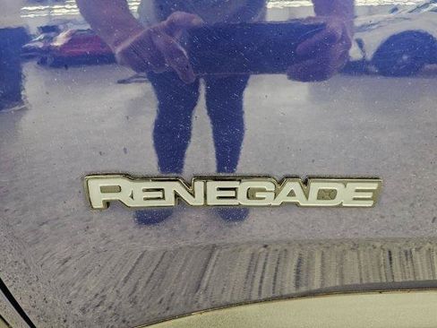 Used 2018 Jeep Renegade Altitude FWD image 40
