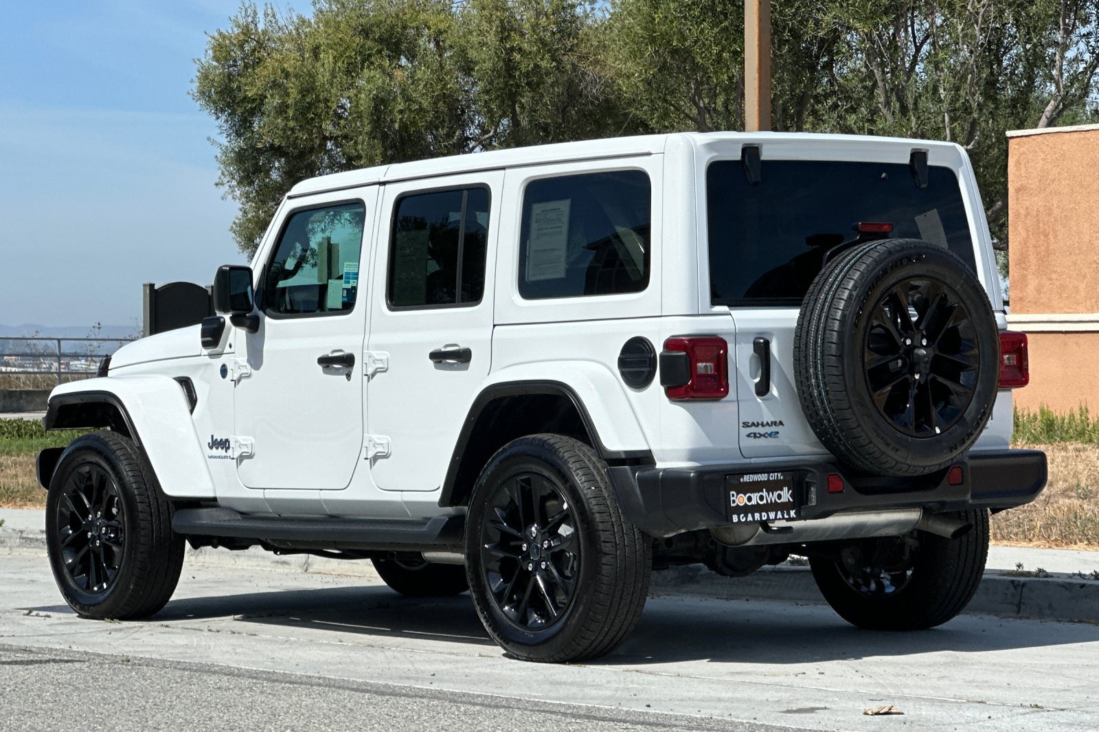 Used 2025 Jeep Wrangler Unlimited Sahara AWD/4WD image 6