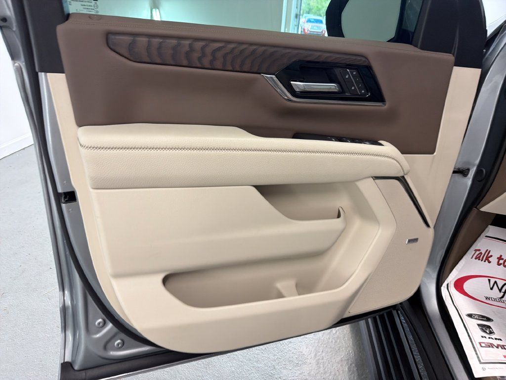 Used 2025 GMC Yukon Denali w/ Sun & Power Step Package RWD image 14
