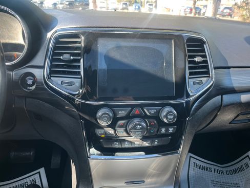 Used 2019 Jeep Grand Cherokee Altitude image 12