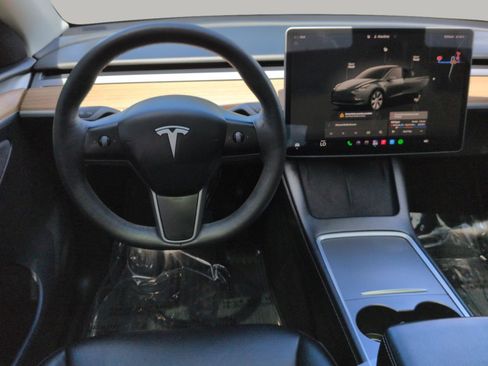 Used 2024 Tesla Model Y 2WD image 19