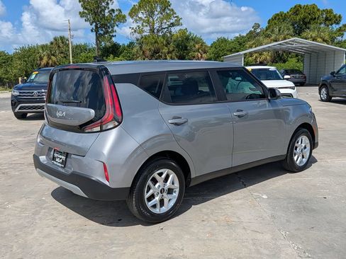 Certified 2025 Kia Soul LX w/ LX Technology Package FWD image 8