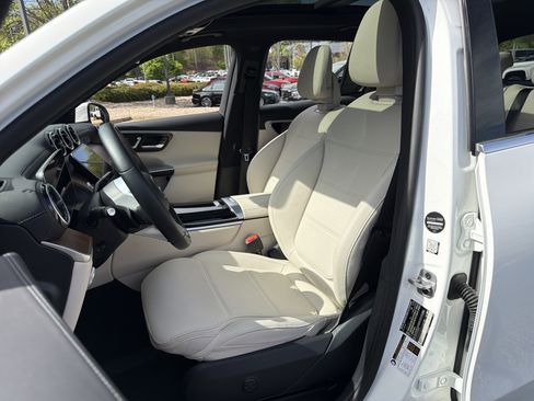 Used 2025 Mercedes-Benz GLC 350e 4MATIC image 9