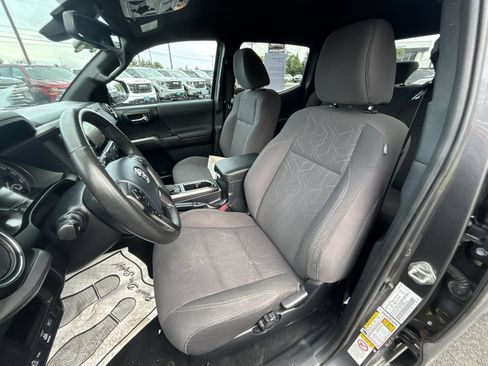 Used 2018 Toyota Tacoma TRD Off-Road AWD/4WD image 19