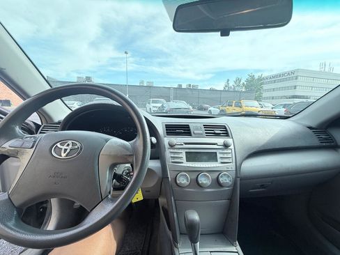 Used 2010 Toyota Camry SE FWD image 16