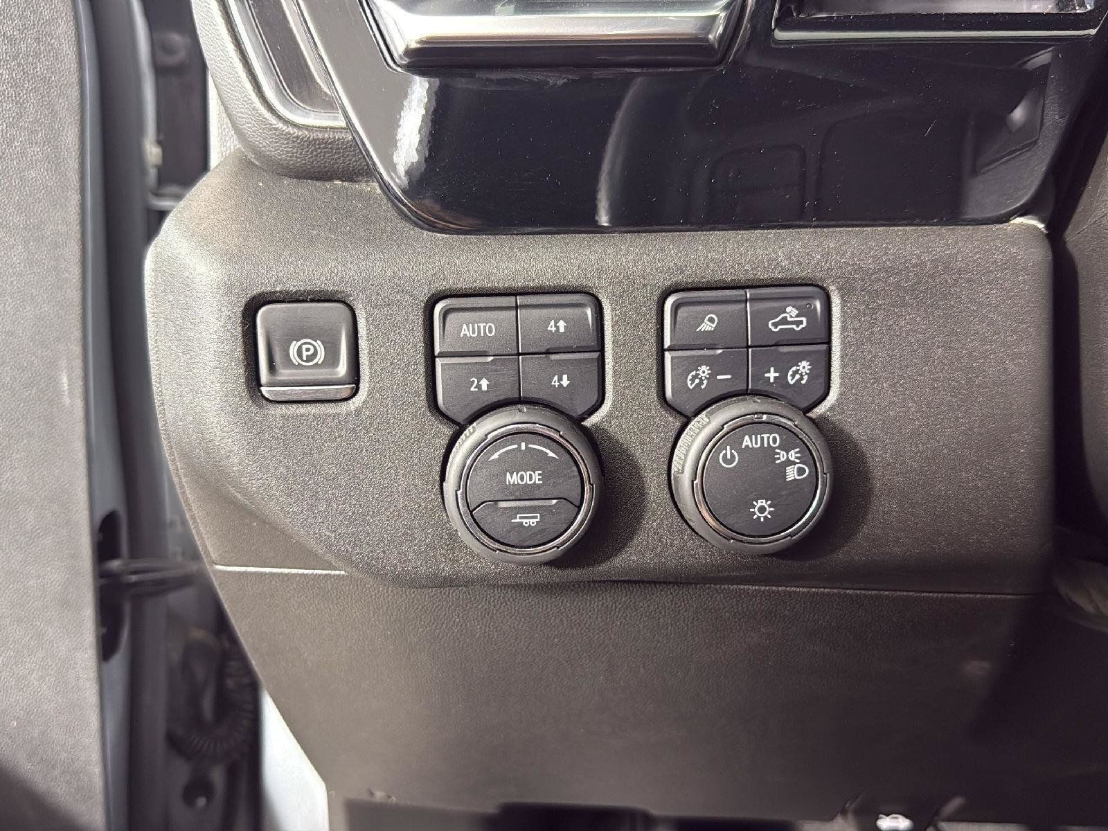 Used 2024 Chevrolet Silverado 1500 LT w/ Z71 Off-Road Package AWD/4WD image 8