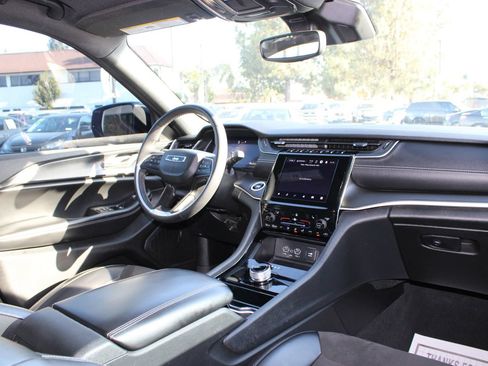 Used 2023 Jeep Grand Cherokee L Laredo RWD image 18