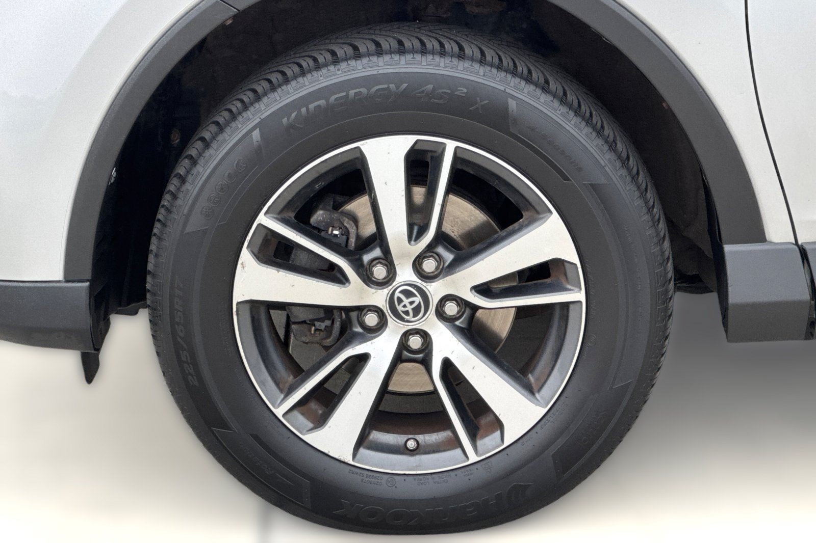Used 2018 Toyota RAV4 XLE w/ Plus Extra Value Package AWD/4WD image 12
