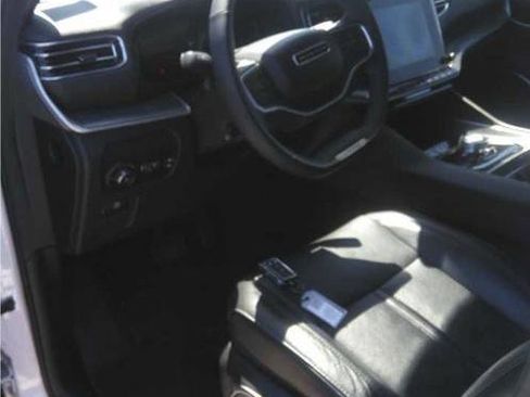 Used 2024 Jeep Wagoneer L Series II RWD image 3