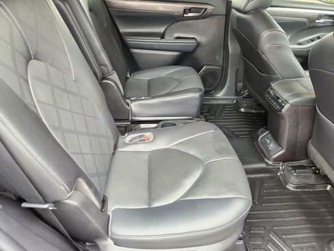 Used 2022 Toyota Highlander Platinum FWD image 30
