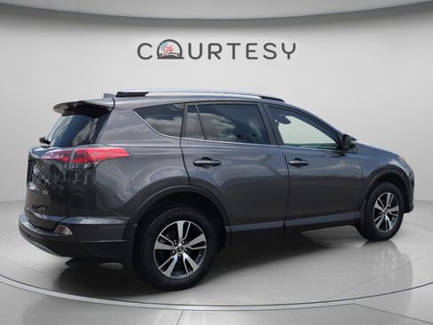 Used 2018 Toyota RAV4 XLE FWD image 5