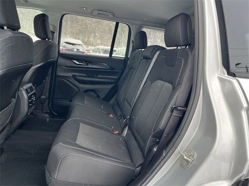 Used 2023 Jeep Grand Cherokee Laredo image 17