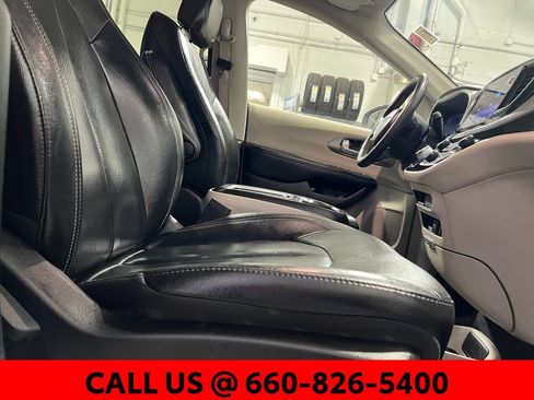 Used 2022 Chrysler Pacifica Touring-L FWD image 35