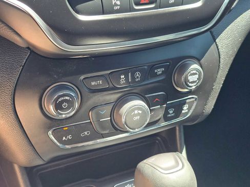 Used 2021 Jeep Cherokee Latitude Lux FWD image 25