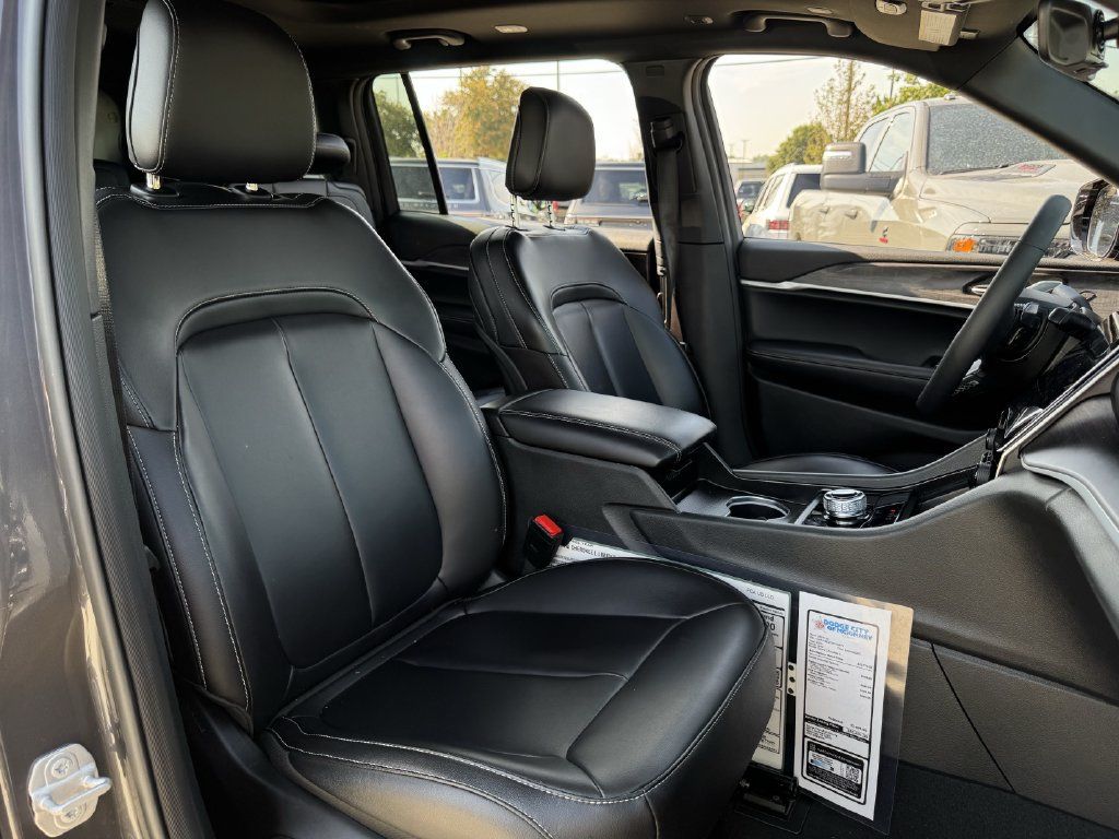Used 2025 Jeep Grand Cherokee L Limited RWD image 30