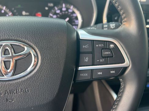 Used 2022 Toyota Highlander XLE image 23
