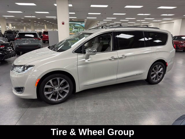 Used 2020 Chrysler Pacifica Limited w/ Tire & Wheel Group FWD image 4