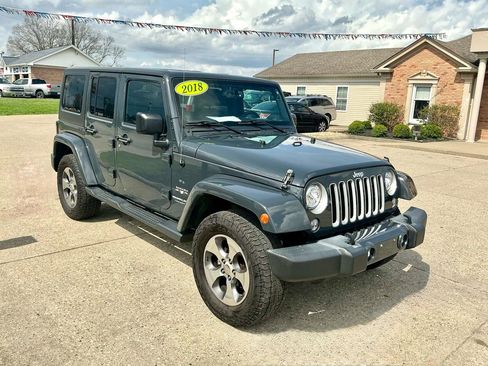 Used 2018 Jeep Wrangler Unlimited Sahara w/ Connectivity Group AWD/4WD image 3
