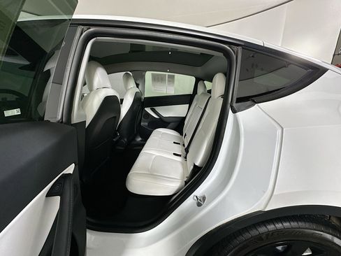 Used 2021 Tesla Model Y Long Range image 27
