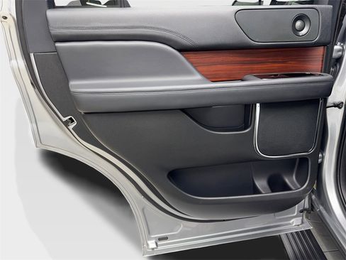 Used 2023 Lincoln Navigator Reserve image 34