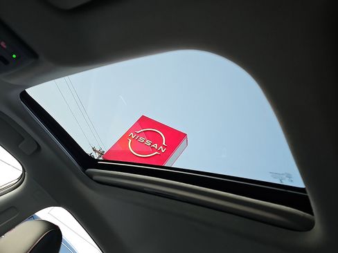 Used 2025 Nissan Sentra SR w/ SR Premium Package image 15