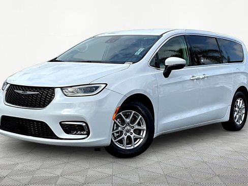 Used 2023 Chrysler Pacifica Touring-L FWD image 3
