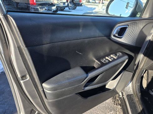 Used 2023 Kia Soul LX w/ LX Technology Package image 32