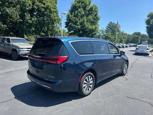 Used 2023 Chrysler Pacifica Touring-L FWD image 4