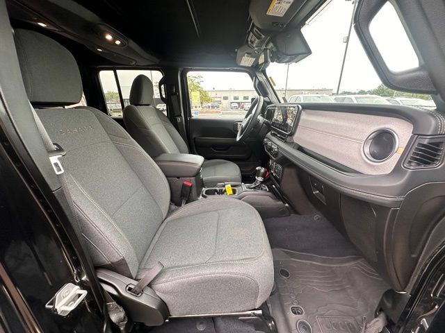 Used 2024 Jeep Wrangler Unlimited Sahara w/ Technology Group AWD/4WD image 23