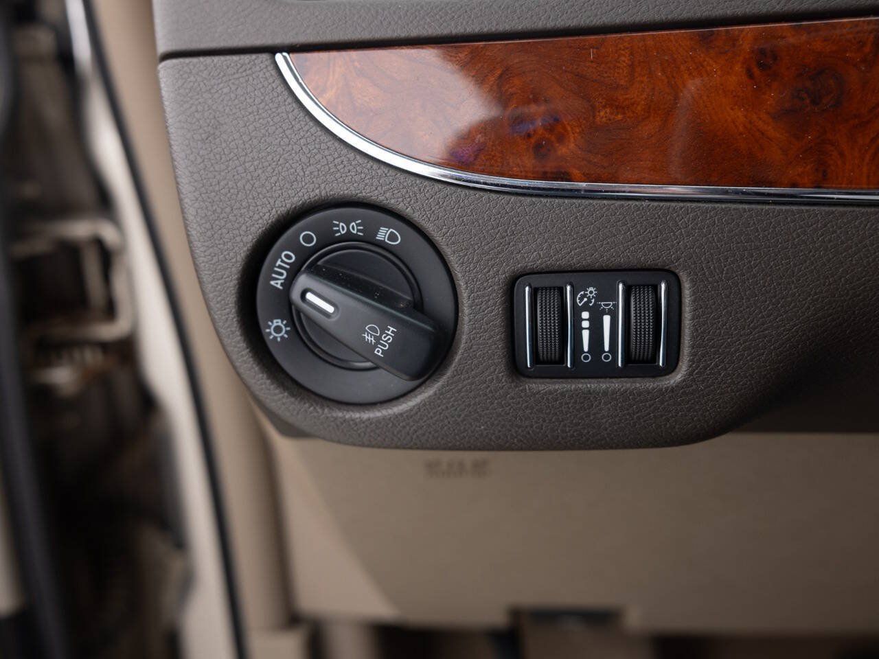 Used 2012 Chrysler Town & Country Touring-L w/ Entertainment Group #2 FWD image 38