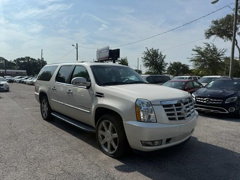 Used 2013 Cadillac Escalade ESV Luxury AWD/4WD image 3