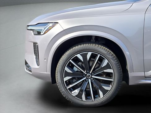 Certified 2026 Volvo XC90 B6 Plus w/ Protection Package Premier AWD/4WD image 32