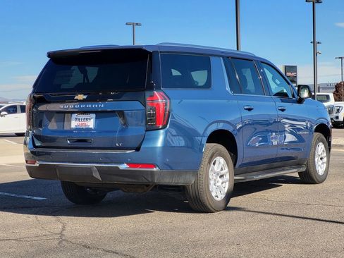 Used 2025 Chevrolet Suburban LT image 7