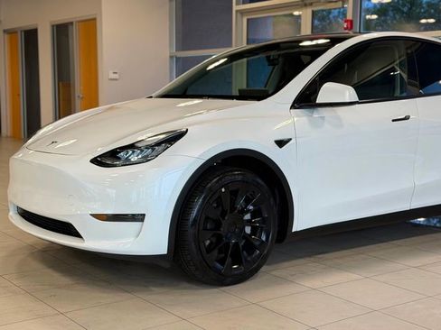 Used 2023 Tesla Model Y Long Range AWD/4WD image 3