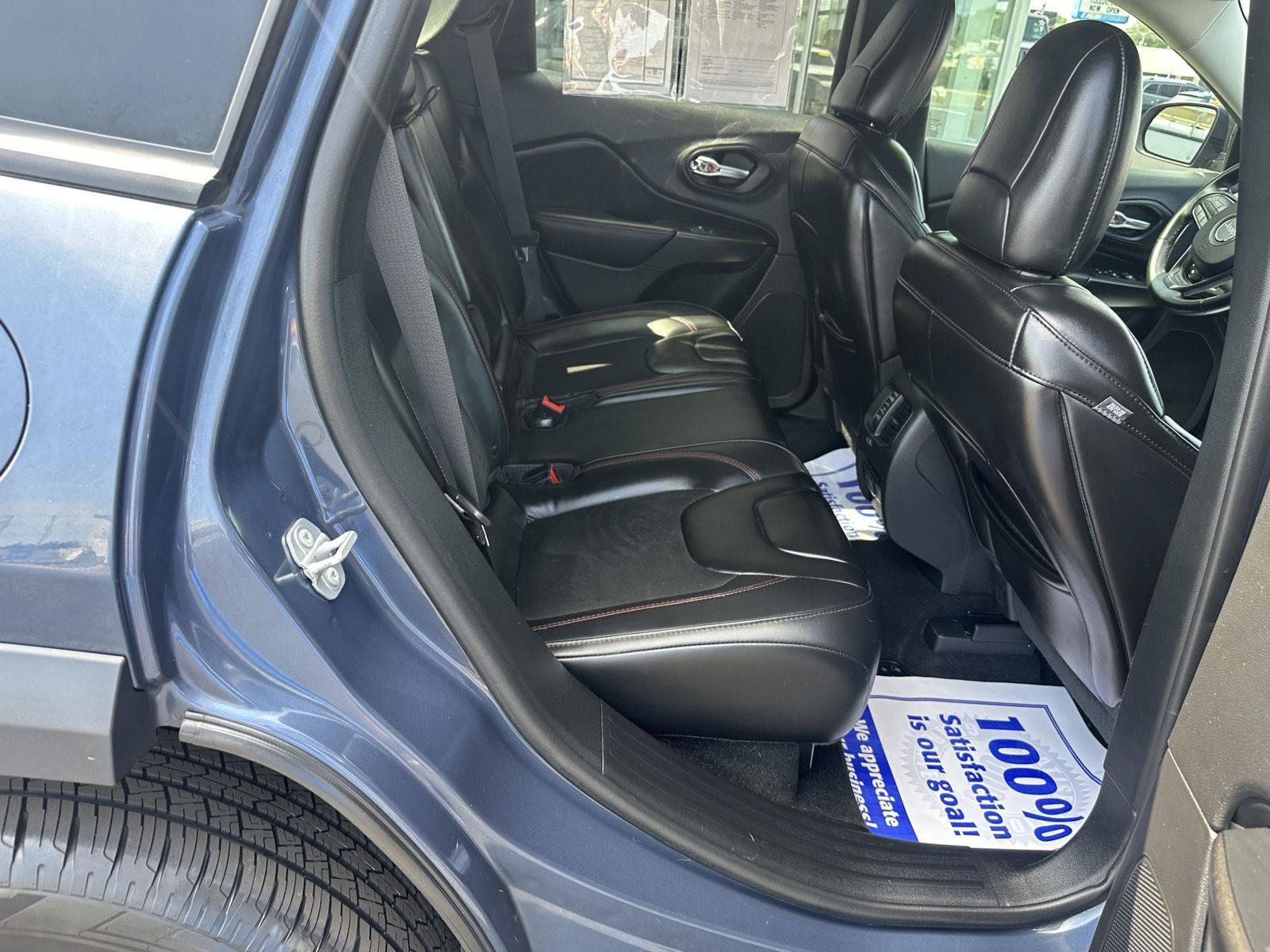 Used 2019 Jeep Cherokee Trailhawk w/ Comfort/Convenience Group AWD/4WD image 27
