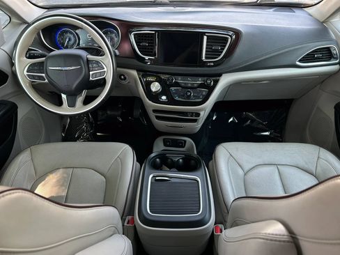 Used 2020 Chrysler Pacifica Limited FWD image 14