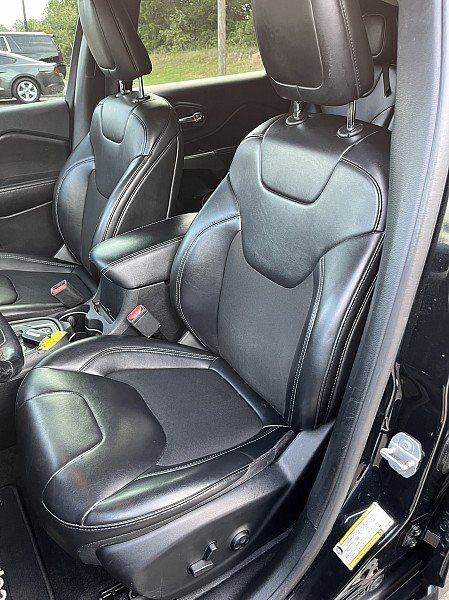 Used 2019 Jeep Cherokee Latitude Plus w/ Comfort/Convenience Group FWD image 12