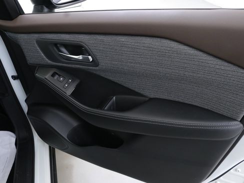 Used 2023 Nissan Rogue SV image 31