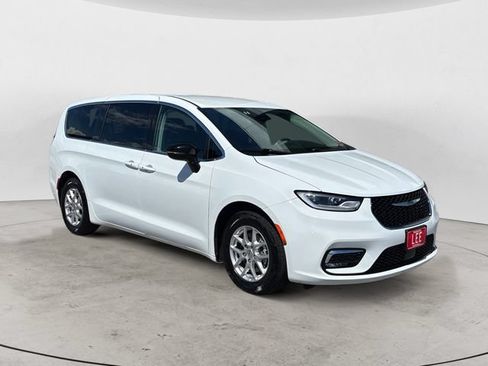 Used 2024 Chrysler Pacifica Touring-L FWD image 8