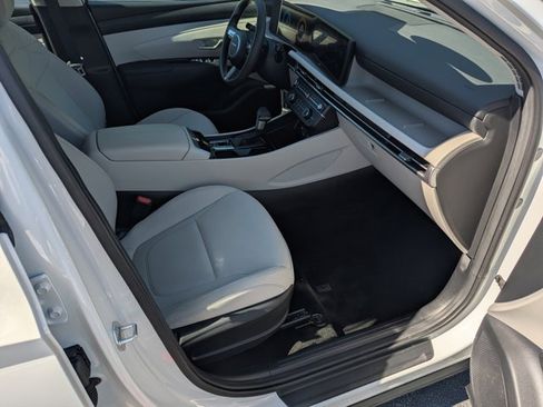 Used 2025 Hyundai Tucson SE image 12