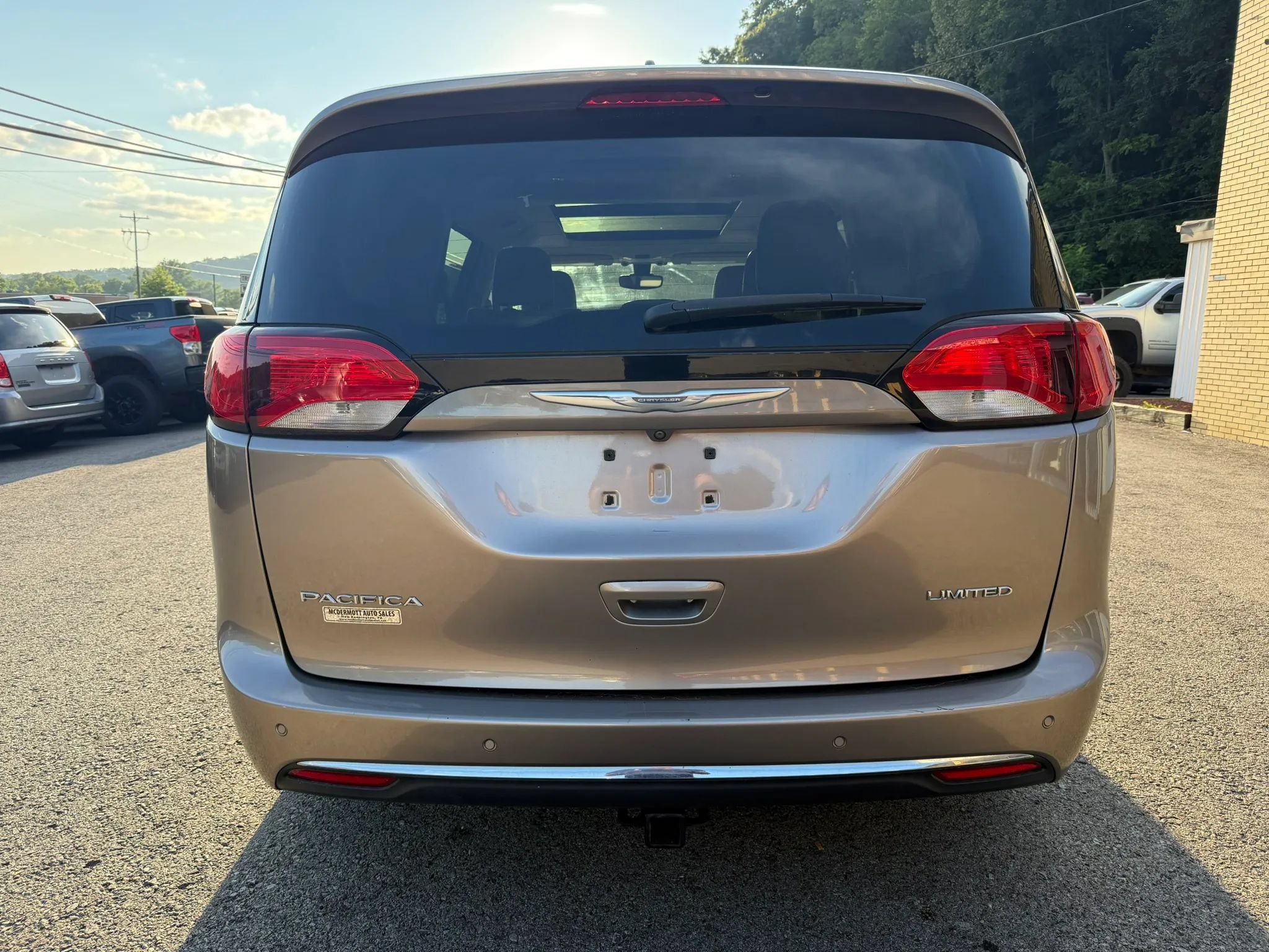 Used 2017 Chrysler Pacifica Limited w/ UConnect Theater Package FWD image 7