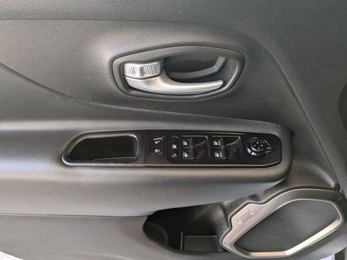 Used 2023 Jeep Renegade Latitude image 17