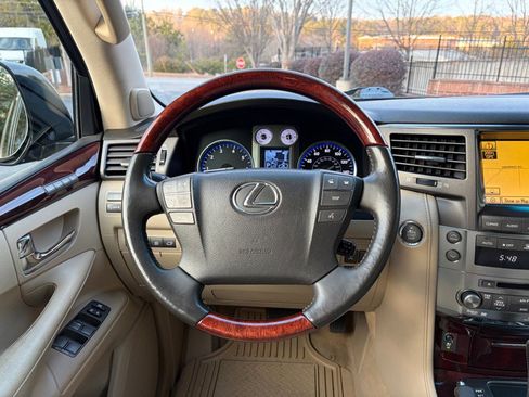 Used 2011 Lexus LX 570 4WD w/ Luxury Pkg image 17