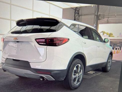 Used 2025 Chevrolet Blazer LT AWD/4WD image 2