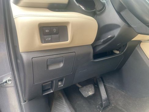 Used 2023 Toyota Highlander XLE image 12